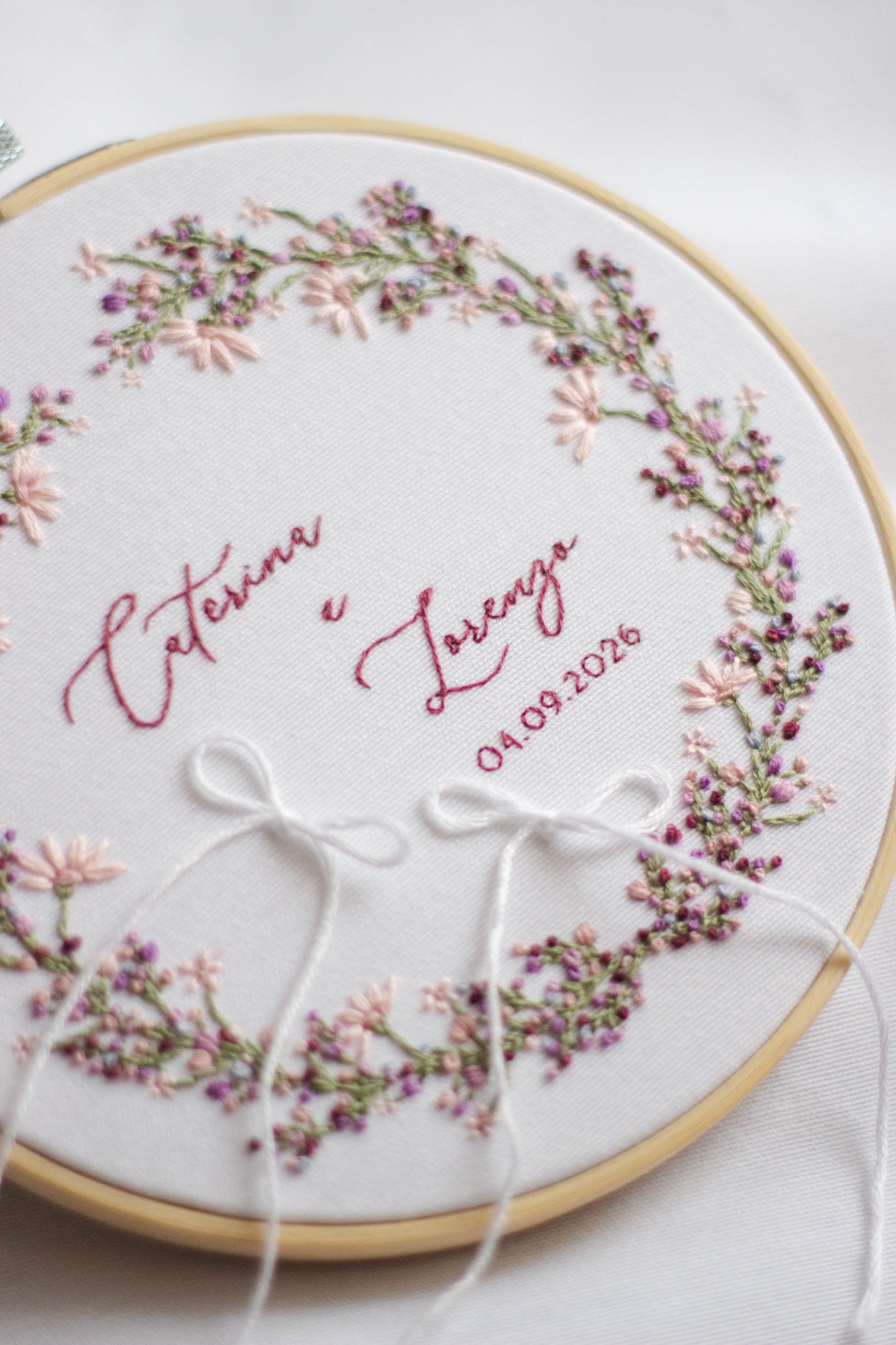 Caterina e Lorenzo | Portafedi originale personalizzato ricamato a mano