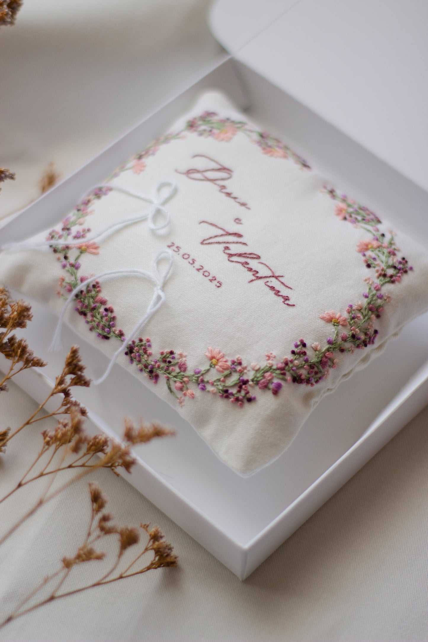 Cuscinetto portafedi originale ricamato a mano | Dario e Valentina