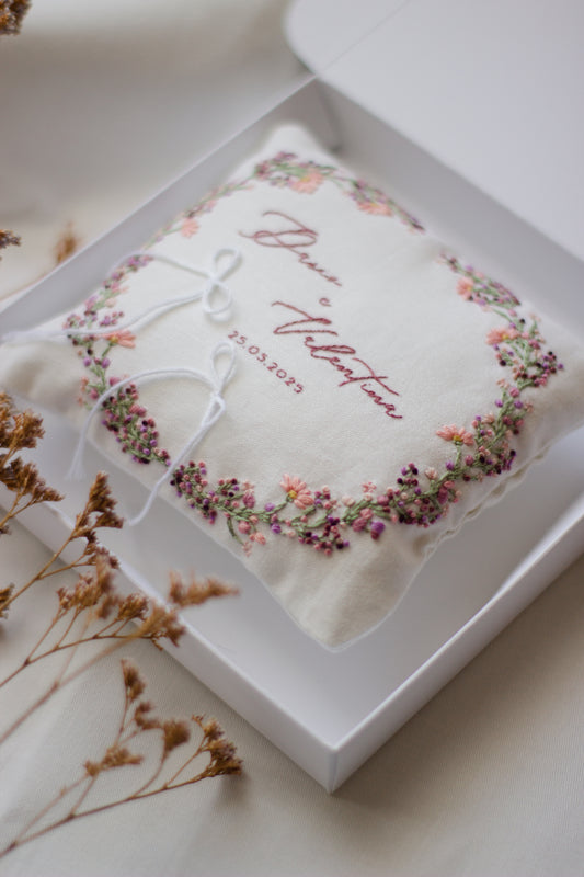 Cuscinetto portafedi originale ricamato a mano | Dario e Valentina