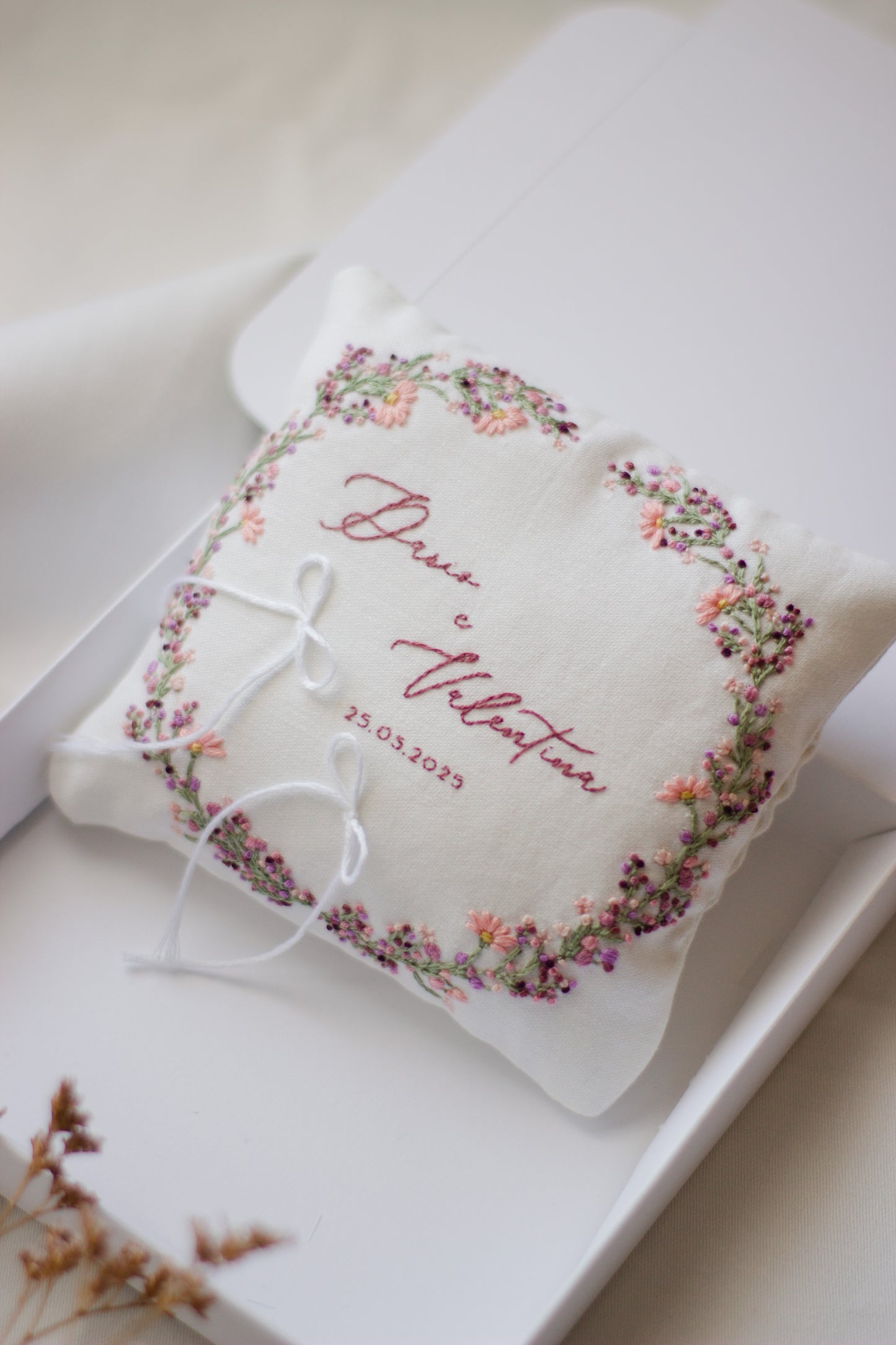 Cuscinetto portafedi originale ricamato a mano | Dario e Valentina