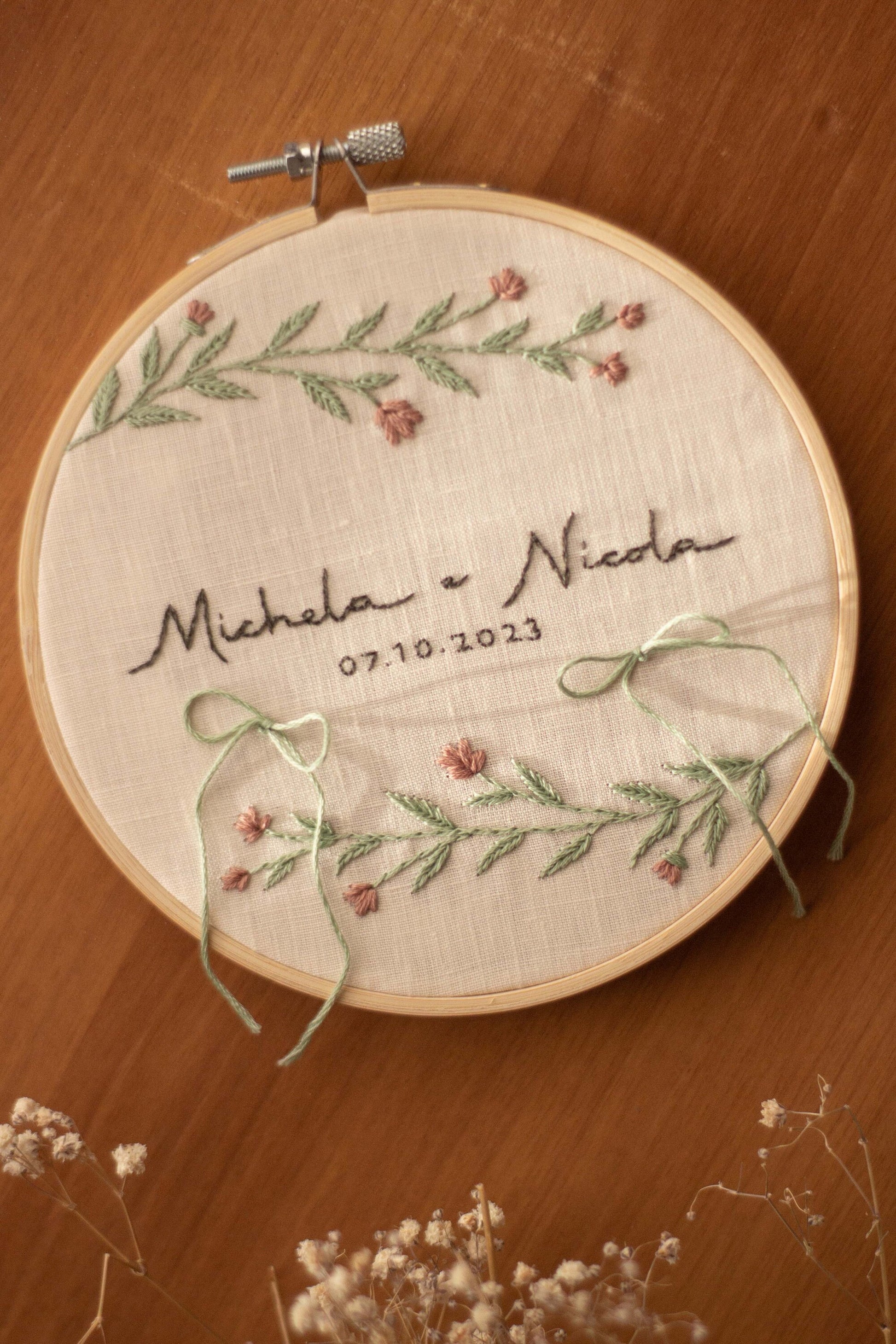 Porta fedi su telaio. Porta fedi personalizzabile. Porta fedi personalizzato. Porta fedi ricamato. Porta fedi alternativo. Porta fedi unico.