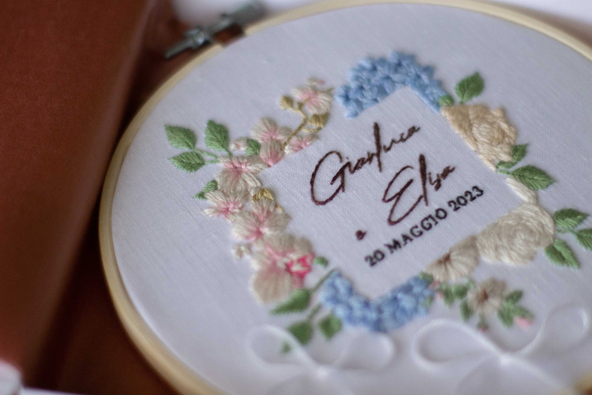 Porta fedi su telaio. Porta fedi personalizzabile. Porta fedi personalizzato. Porta fedi ricamato. Porta fedi alternativo. Porta fedi unico.