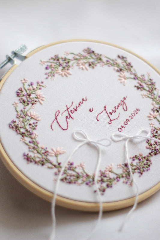 Caterina e Lorenzo | Portafedi originale personalizzato ricamato a mano