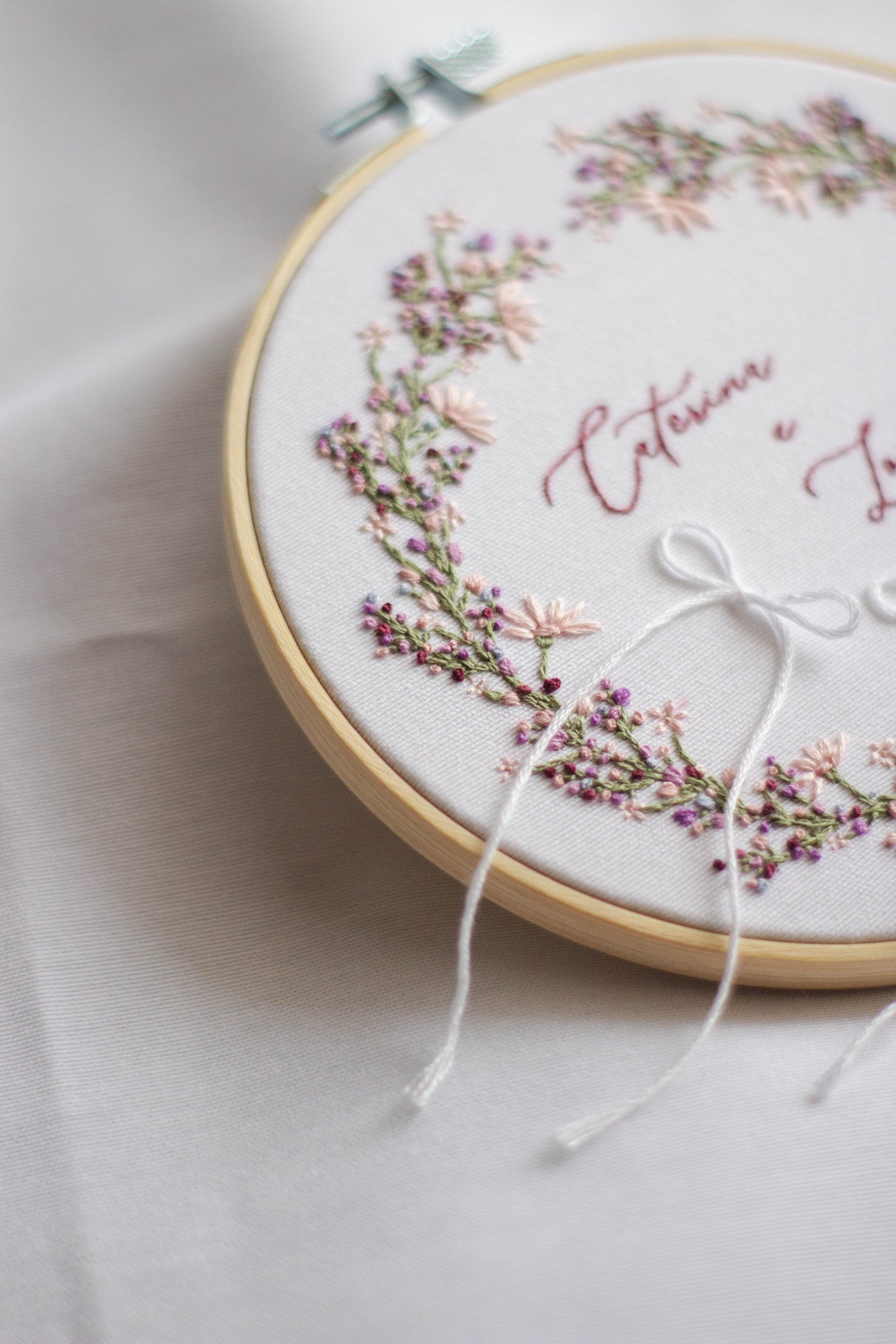 Caterina e Lorenzo | Portafedi originale personalizzato ricamato a mano