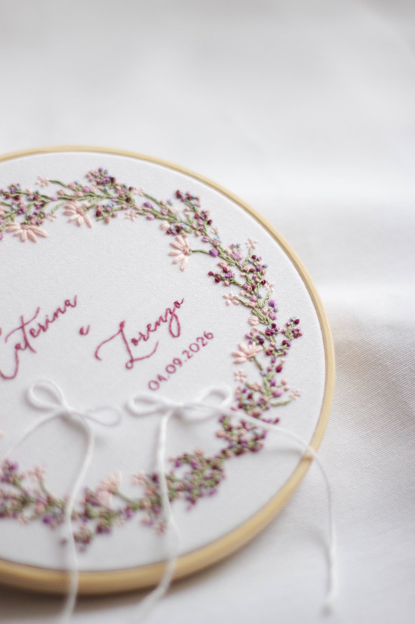 Caterina e Lorenzo | Portafedi originale personalizzato ricamato a mano