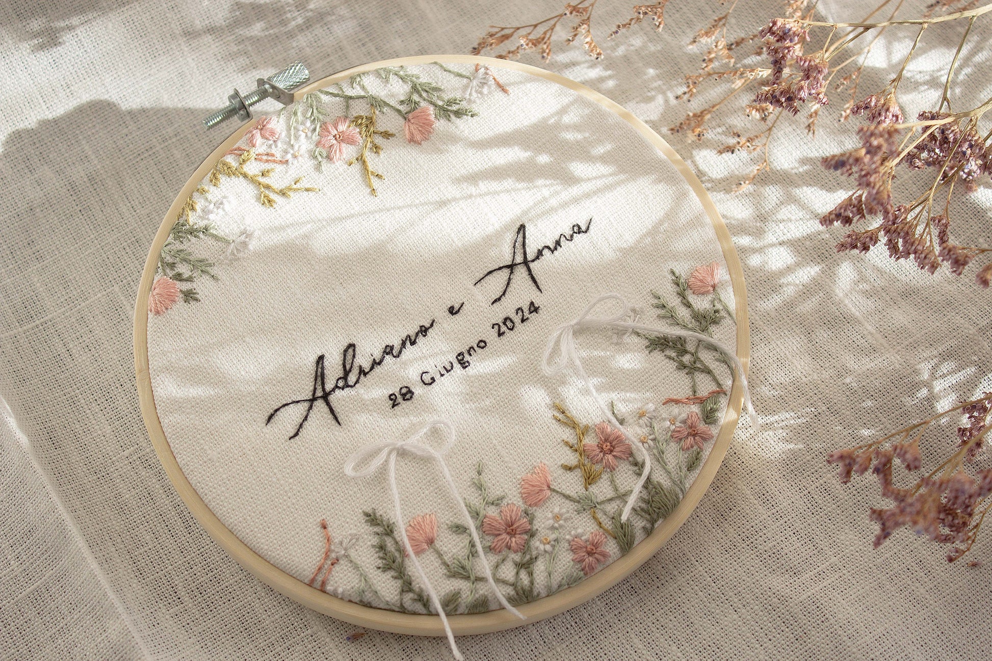 Porta fedi personalizzato, Regalo nozze personalizzato, Porta fedi ricamato, Regalo per gli sposi personalizzato, Porta fedi fiori di campo rosa, Portafedi unico, Portafedi alternativo, Portafedi originale