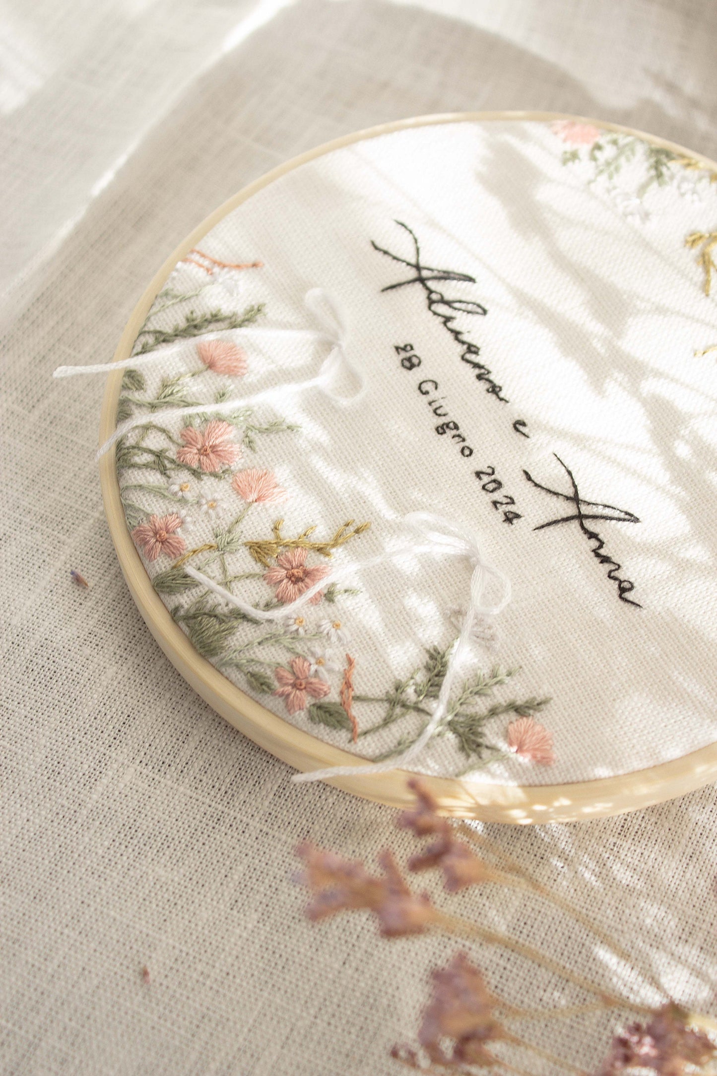 Porta fedi personalizzato Regalo nozze personalizzato Porta fedi ricamato Regalo per gli sposi personalizzato Porta fedi fiori di campo rosa