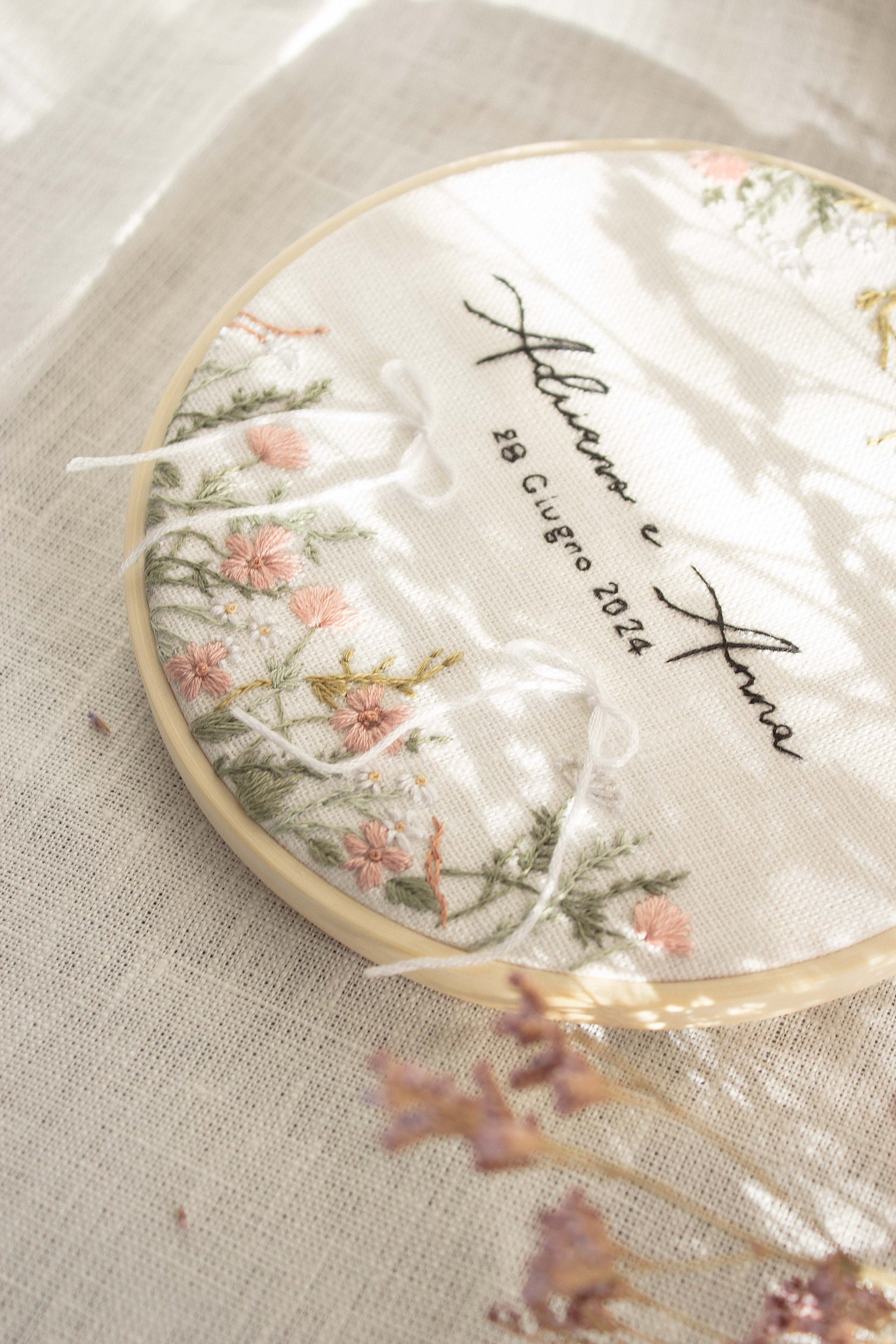 Porta fedi personalizzato Regalo nozze personalizzato Porta fedi ricamato Regalo per gli sposi personalizzato Porta fedi fiori di campo rosa