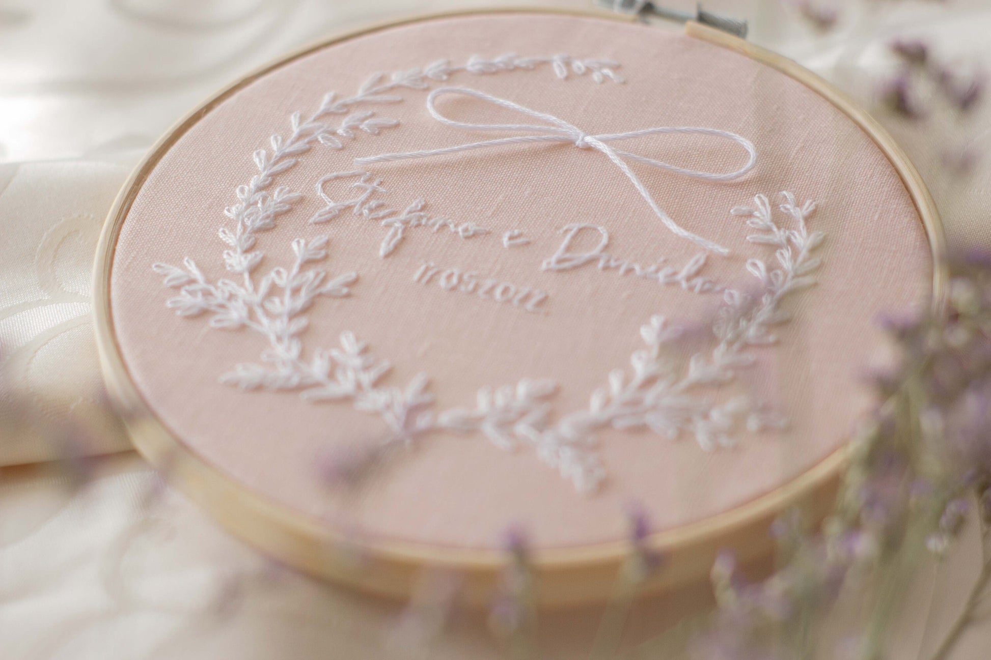 Porta fedi personalizzato Regalo nozze personalizzato Porta fedi ricamato Regalo per gli sposi personalizzato Porta fedi rosa e bianco