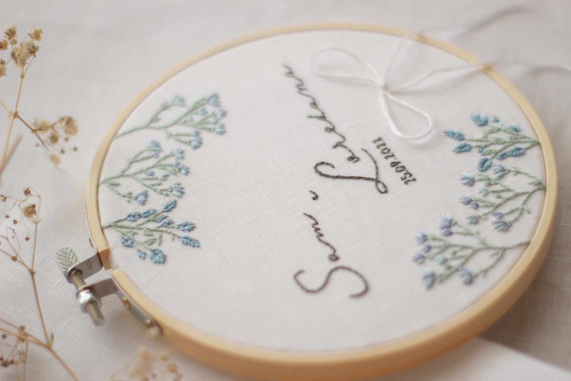 Porta fedi su telaio. Porta fedi personalizzabile. Porta fedi personalizzato. Porta fedi ricamato. Porta fedi alternativo. Porta fedi unico.