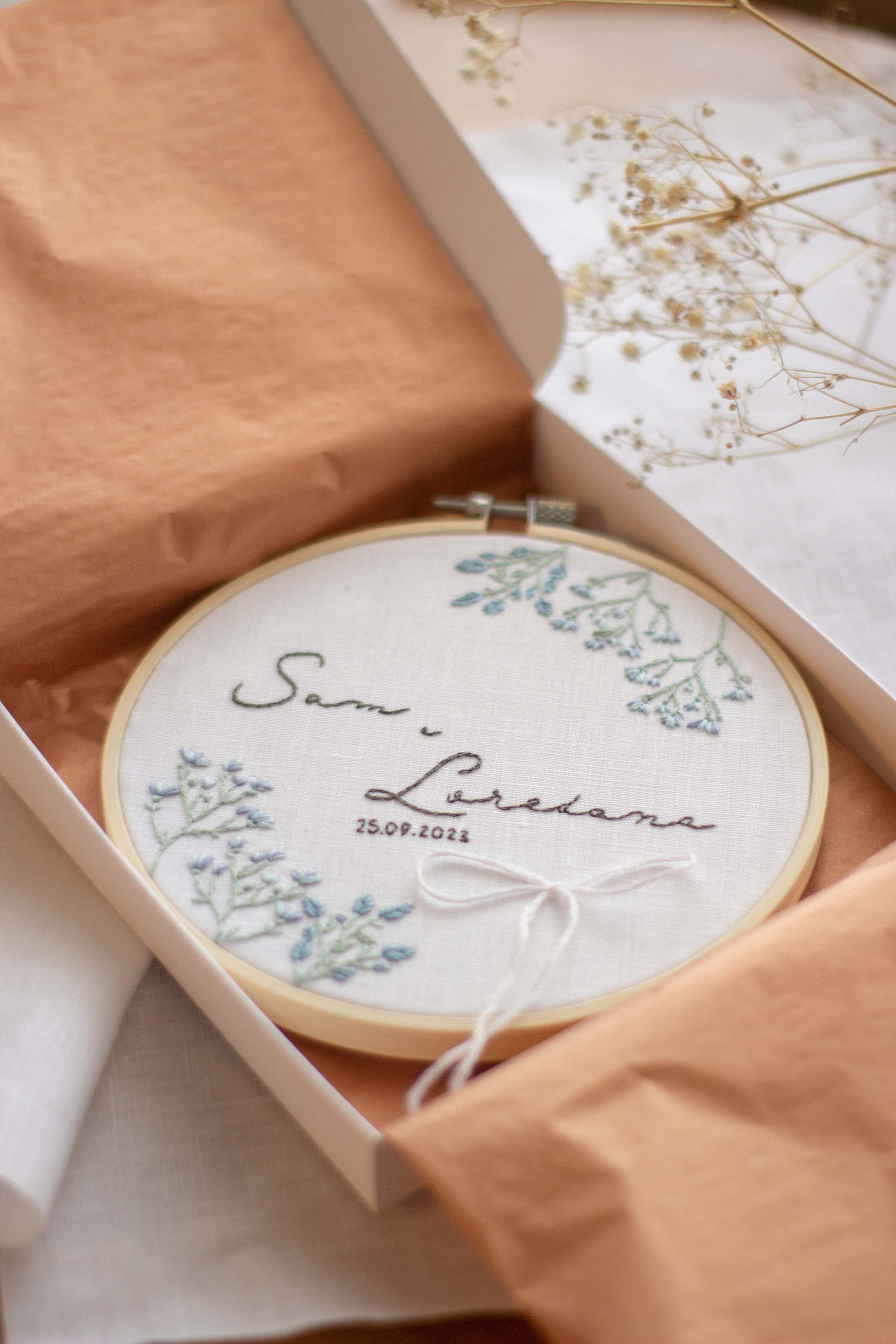 Porta fedi su telaio. Porta fedi personalizzabile. Porta fedi personalizzato. Porta fedi ricamato. Porta fedi alternativo. Porta fedi unico.