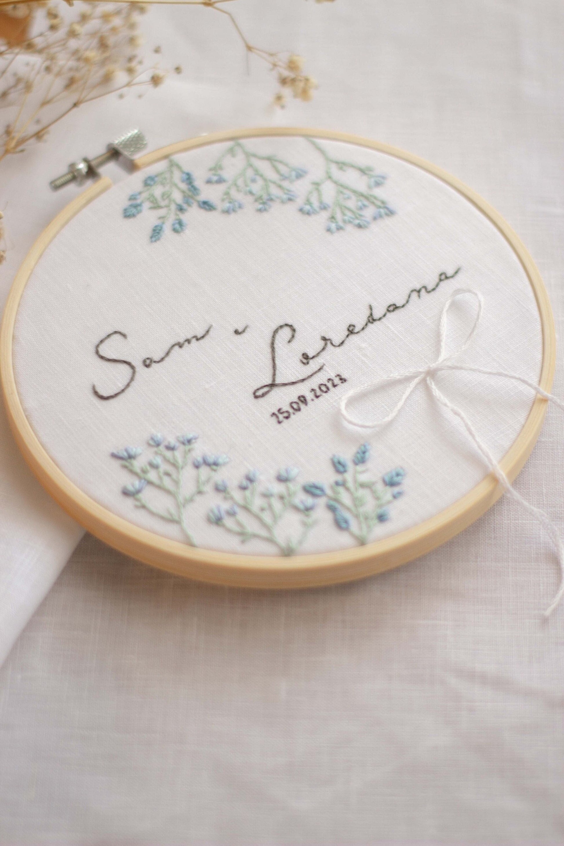 Porta fedi su telaio. Porta fedi personalizzabile. Porta fedi personalizzato. Porta fedi ricamato. Porta fedi alternativo. Porta fedi unico.