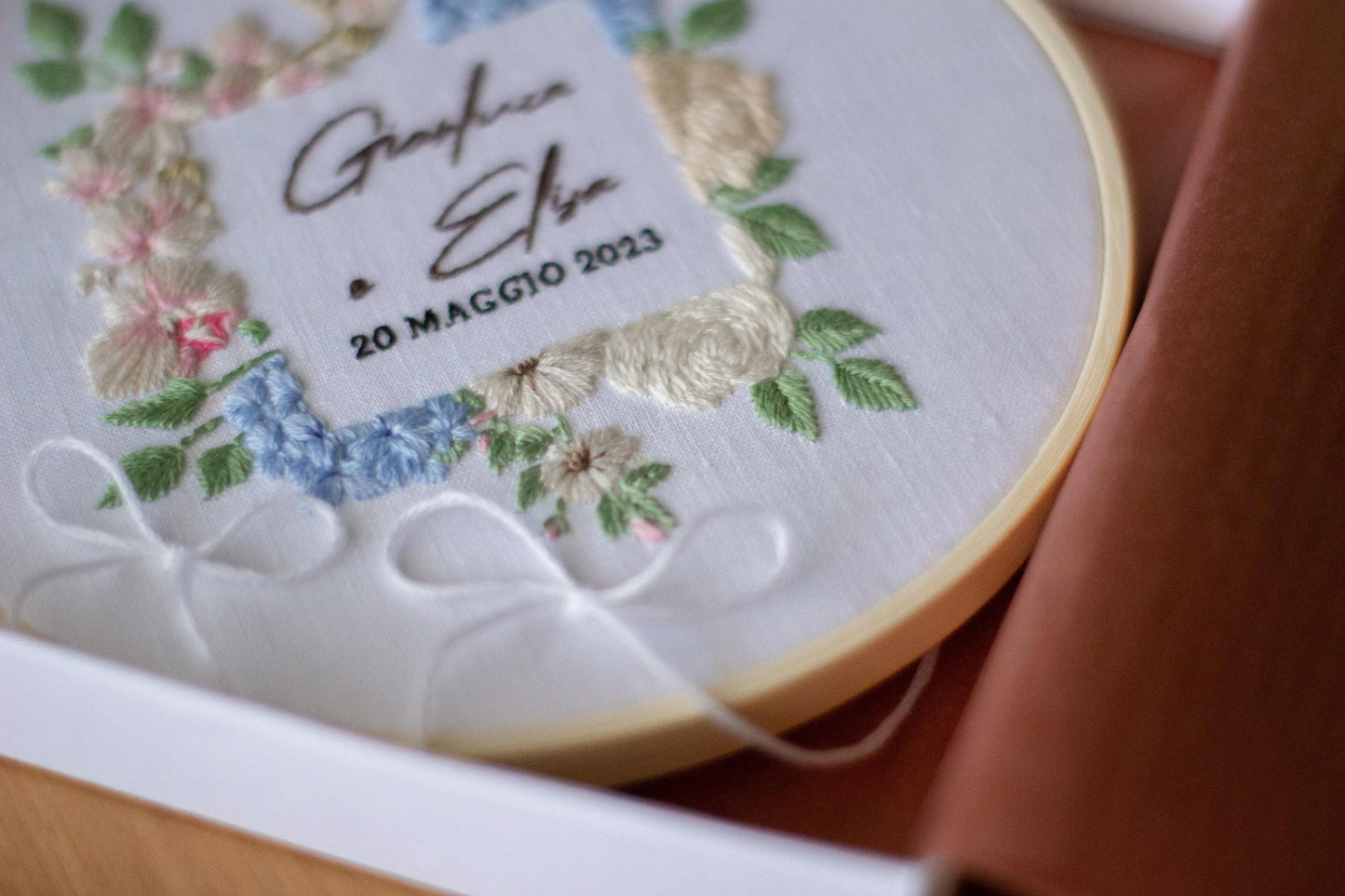 Porta fedi su telaio. Porta fedi personalizzabile. Porta fedi personalizzato. Porta fedi ricamato. Porta fedi alternativo. Porta fedi unico.