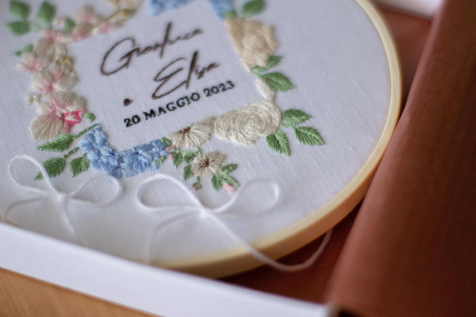 Porta fedi su telaio. Porta fedi personalizzabile. Porta fedi personalizzato. Porta fedi ricamato. Porta fedi alternativo. Porta fedi unico.