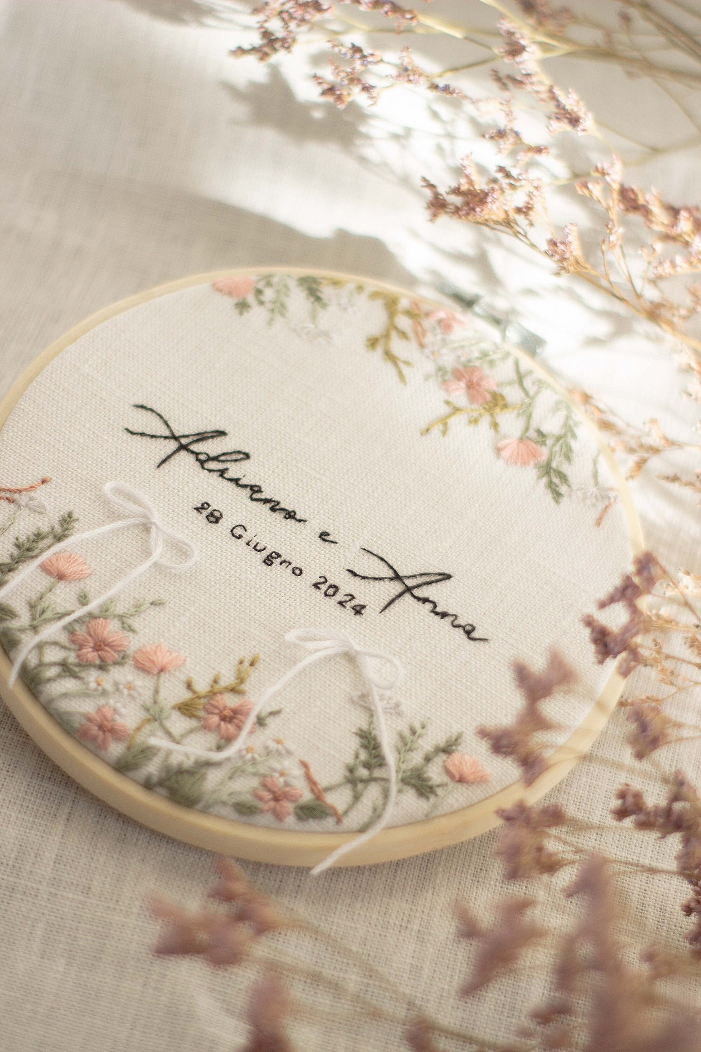 Porta fedi personalizzato Regalo nozze personalizzato Porta fedi ricamato Regalo per gli sposi personalizzato Porta fedi fiori di campo rosa